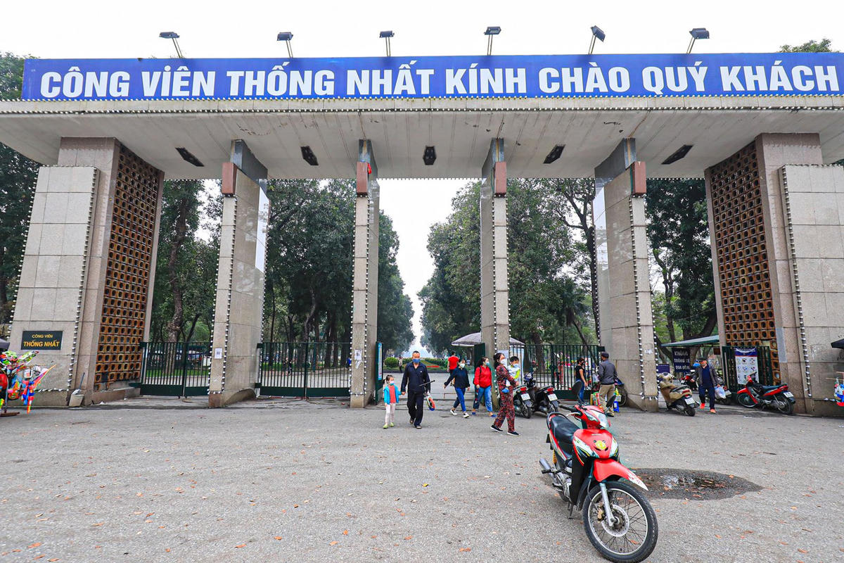 Chỉ cách hồ Thiền Quang gần 200 m là công viên Thống Nhất, một trong những công viên lớn của Hà Nội.