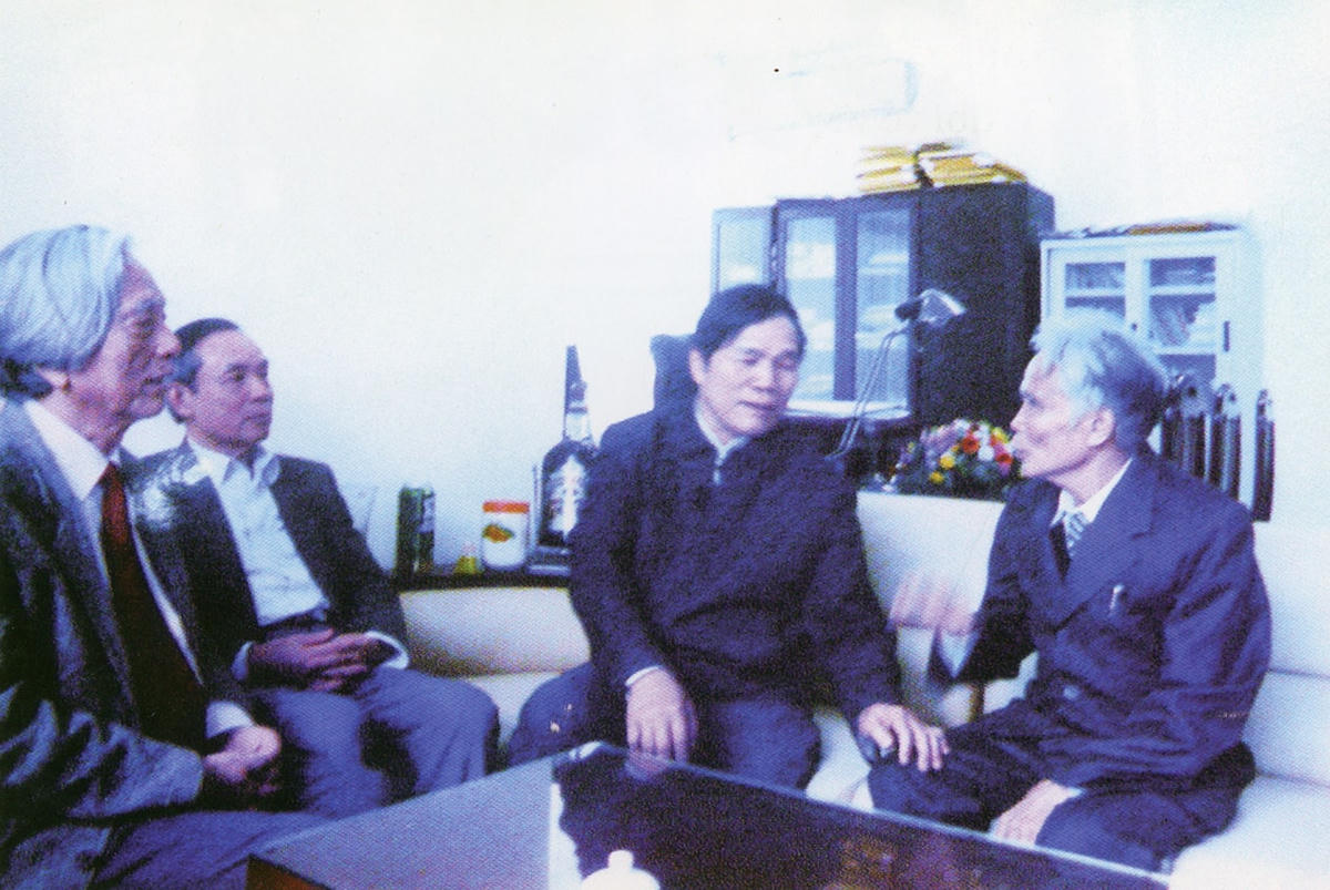 Gặp mặt ngay sau khi đoàn đặt chân lên Cao Bằng (Từ phải sang: ông trưởng họ Đinh Nho Hương Sơn; ông đại diện họ Đinh ở TP Cao Bằng; ông Đinh Nho Bảng; ông Đinh Phạm Thái).
