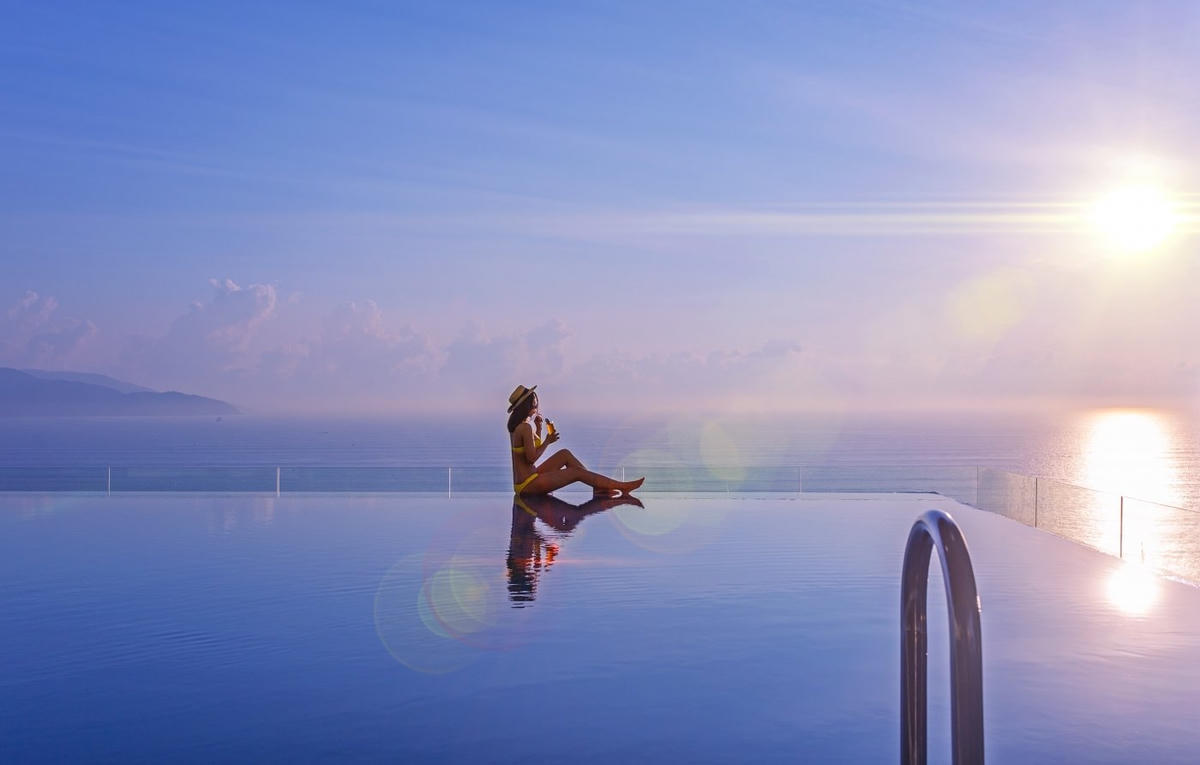 Bể bơi vô cực với view ôm trọn bờ biển Mũi Né tuyệt đẹp.