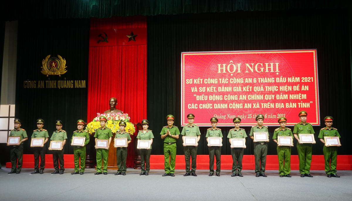 Thượng tá Hồ Song Ân, Phó Giám đốc Công an tỉnh trao Giấy khen của Giám đốc Công an tỉnh cho các tập thể, cá nhân xuất sắc.