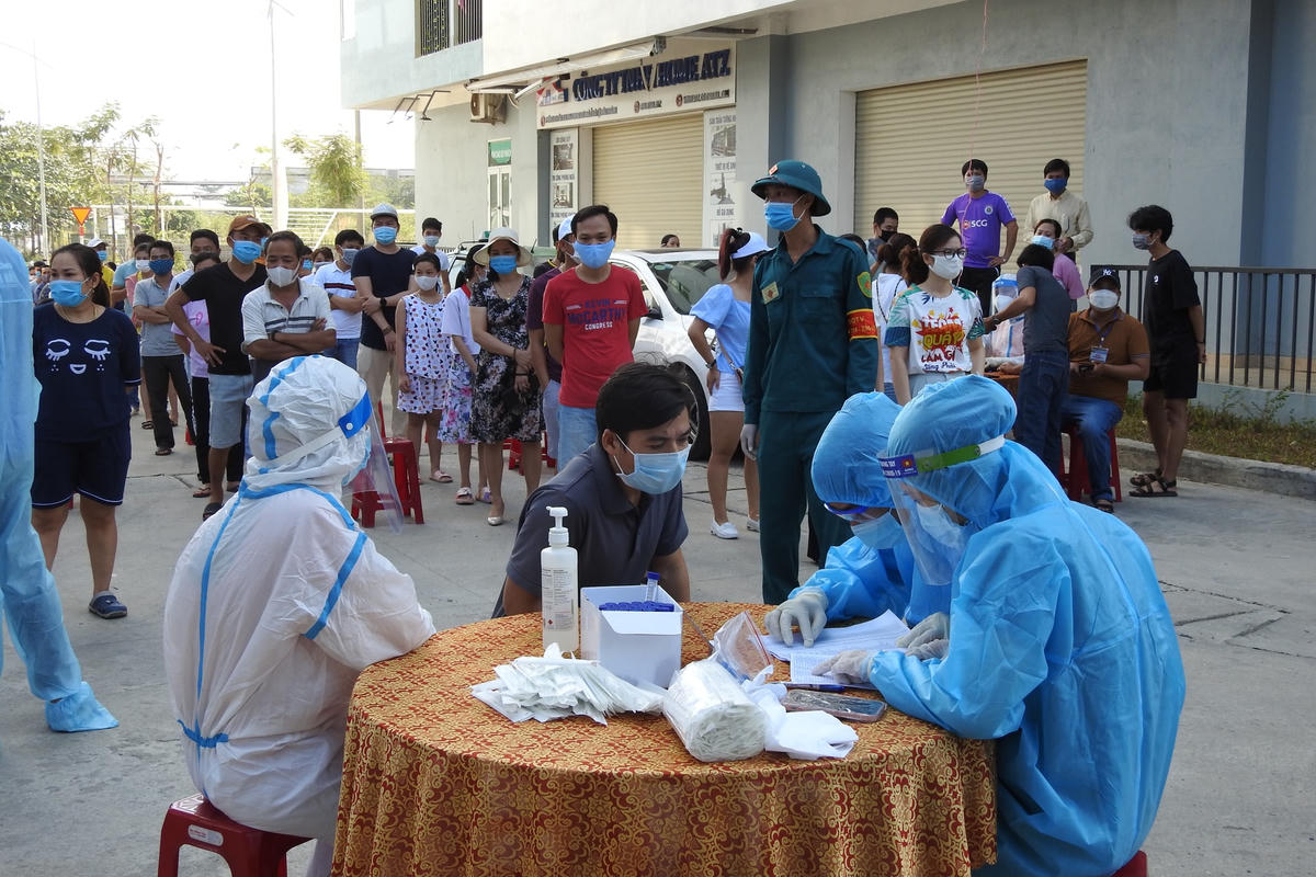 Bằng phương pháp gộp nhóm (10 người/nhóm), CDC Đà Nẵng đã nâng tốc độ xét nghiệm Covid-19 lên trên 22.000 mẫu/ngày. Ảnh Thanh Tùng.