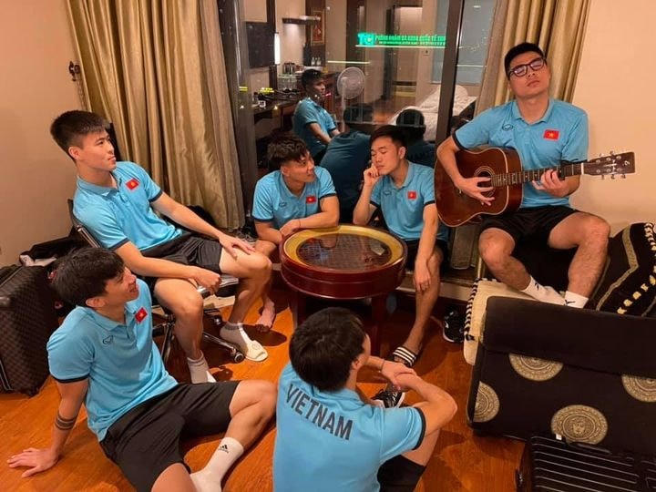 Còn đây là phút thảnh thơi của các chàng trai vàng Đội tuyển Việt Nam.