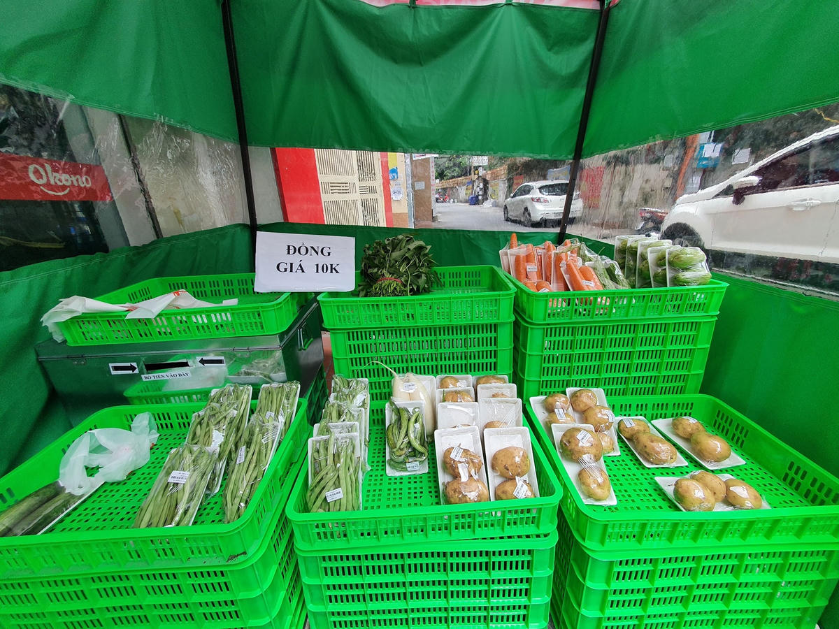 Tại gian hàng trên phố Trần Quốc Vượng, dù mới 9h sáng nhưng nhiều mặt hàng đã được người dân mua hết từ sớm.