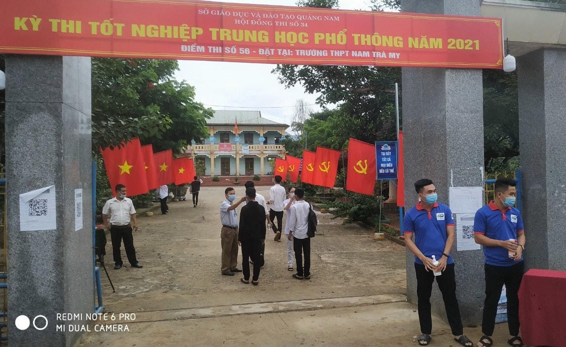 Các thí sinh huyện Nam Trà My được đo thân nhiệt.
