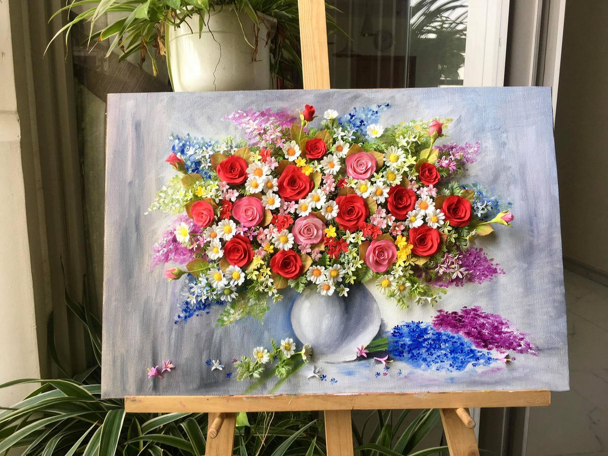  Sau khi hoàn thành, chị Sinh đặt tác phẩm của mình vào khung kính để bảo vệ tránh bụi và va đập đáng tiếc. Ảnh: NVCC. 