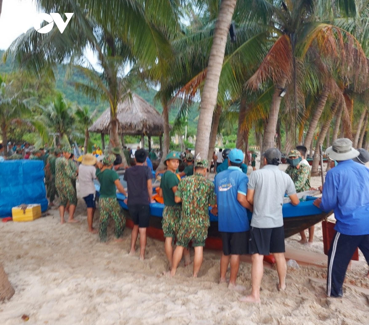 Bộ đội Biên phòng và chính quyền địa phương hõ trợ người dân xã đảo Tân Hiệp - Cù Lao Chàm, TP Hội An, Quảng Nam đưa thuyền lên cao tránh bão số 9.