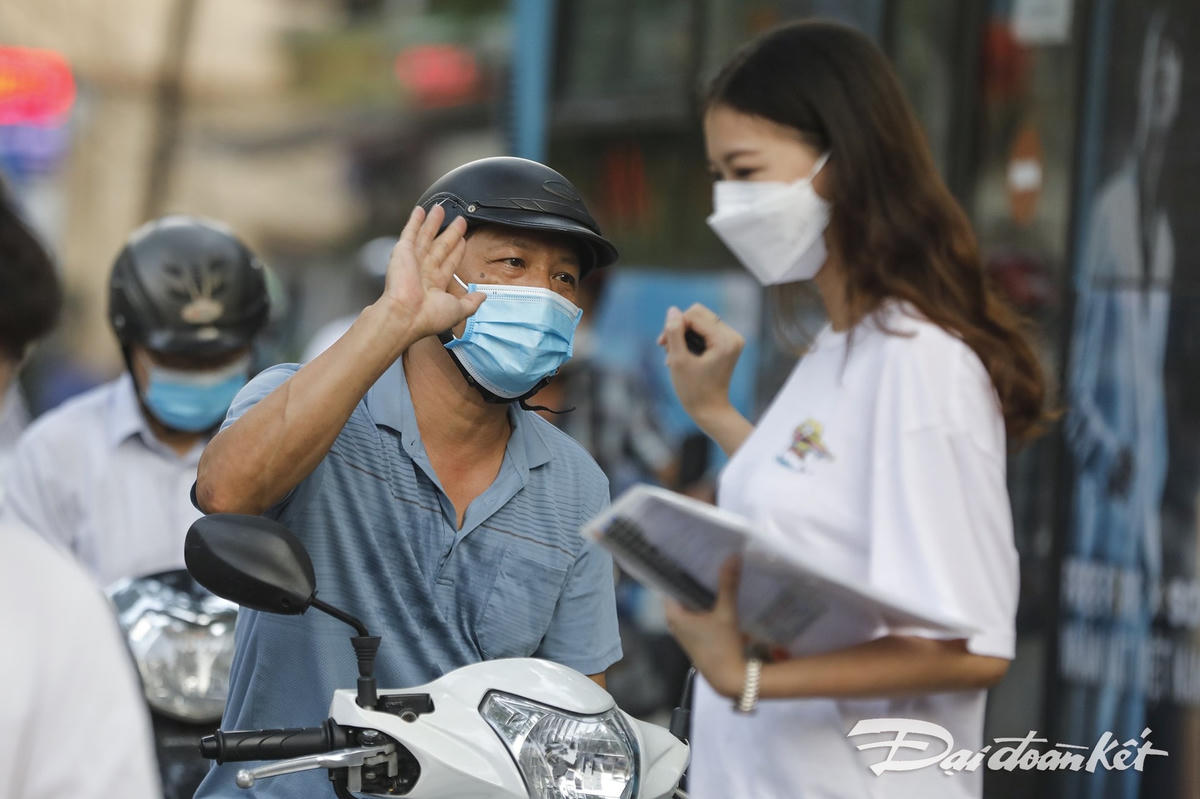 [ẢNH] Thí sinh tự tin bước vào ngày thi tốt nghiệp THPT đầu tiên