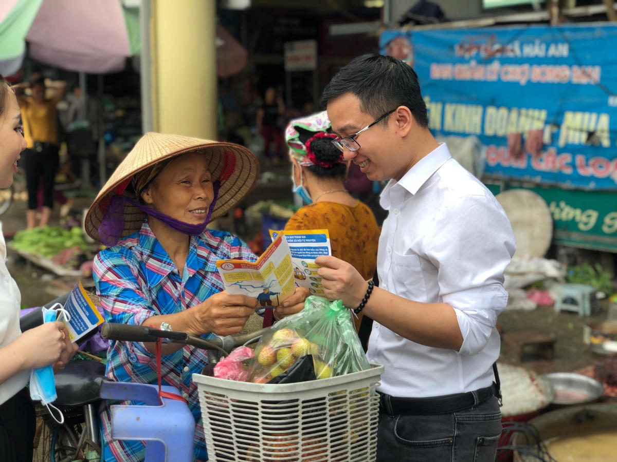 Người dân phấn khởi khi được tuyên truyền về chính sách BHXH, BHYT.