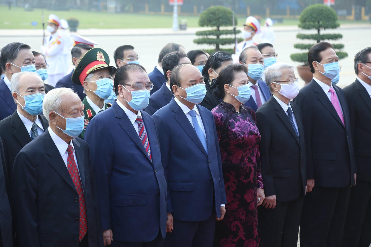 Đoàn đại biểu lãnh đạo, nguyên lãnh đạo Đảng, Nhà nước, MTTQ Việt Nam vào viếng Lăng Chủ tịch Hồ Chí Minh.