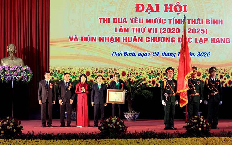 Phó Chủ tịch nước Đặng Thị Ngọc Thịnh trao tặng Huân chương Độc lập hạng Nhất cho Đảng bộ, chính quyền và nhân dân tỉnh Thái Bình.