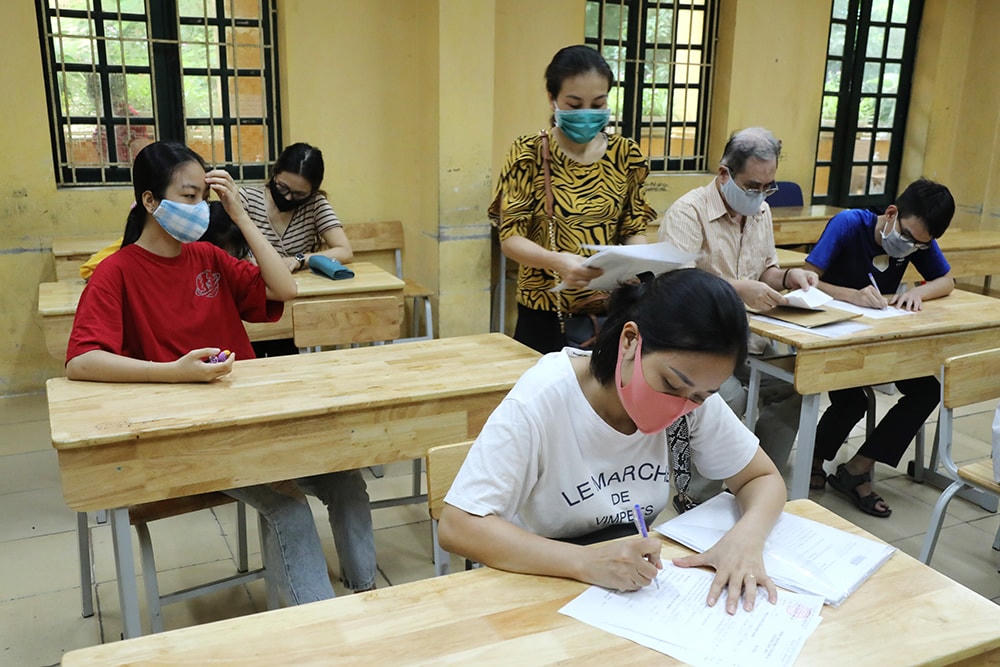 Phụ huynh học sinh được bố trí ngồi cách nhau với khoảng cách tối thiểu nhằm phòng ngừa dịch bệnh.