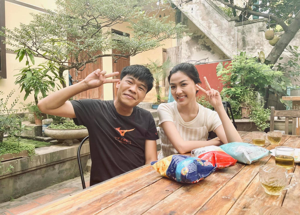 Long đem lòng yêu Thục Anh (Lương Thanh) con gái của chủ nhà trọ thế nhưng không được đáp lại tình cảm.