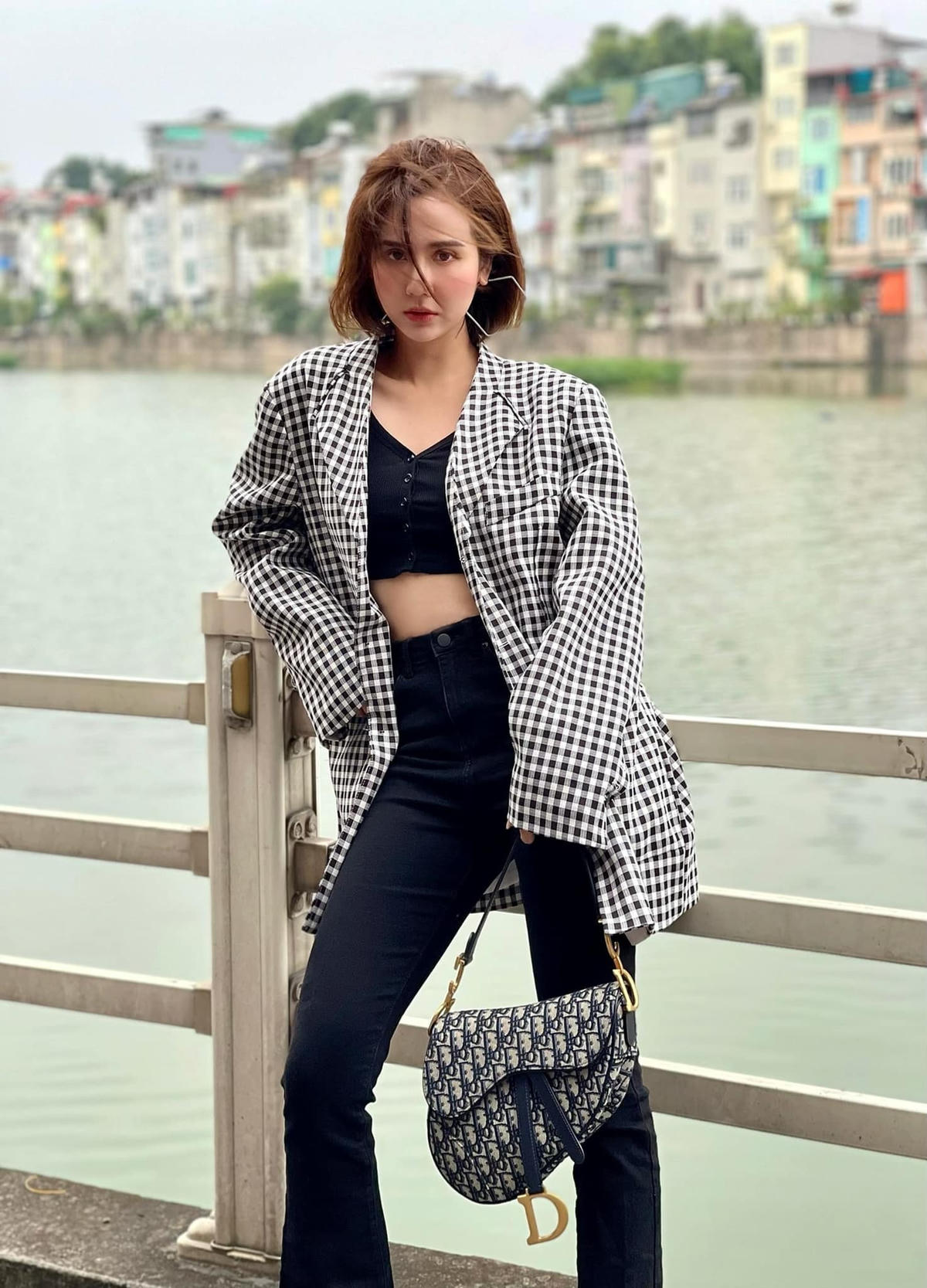 Đây là bộ phim đánh dấu sự trở lại của Huyền Lizzie với vai nữ chính trên màn ảnh sau vai phụ trong “Tình yêu và tham vọng” một năm trước.