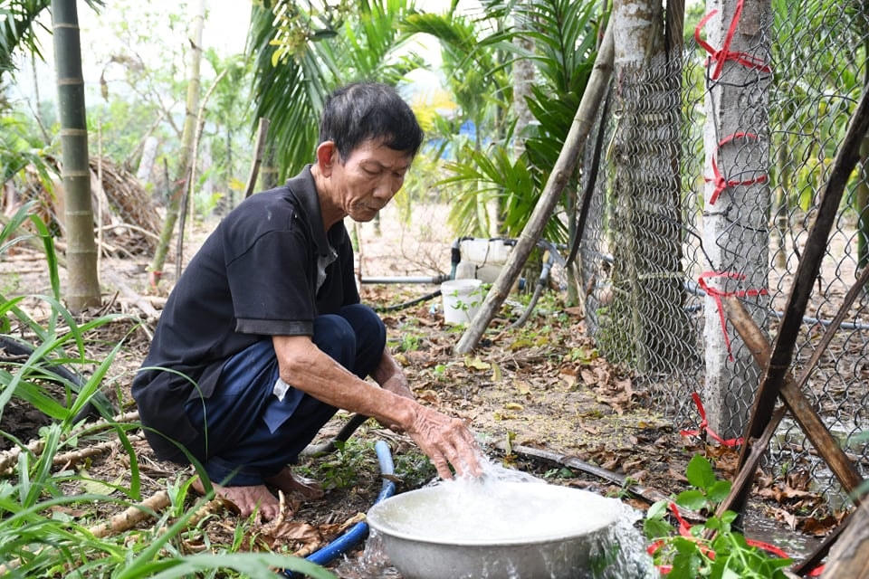 Người dân thôn Phước Hòa lo lắng nước bơm lên có mùi khét.