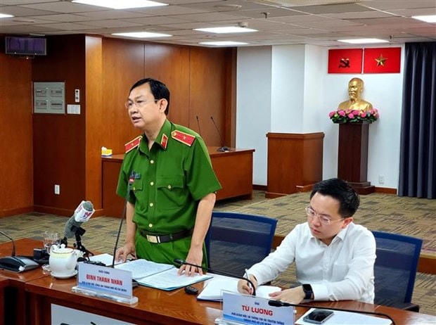 Thiếu tướng Đinh Thanh Nhàn, Phó Giám đốc Công an Thành phố Hồ Chí Minh thông tin tại buổi họp báo. Ảnh: TTXVN. 