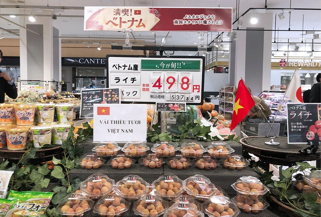 Vải thiều Việt Nam trong siêu thị Nhật Bản.