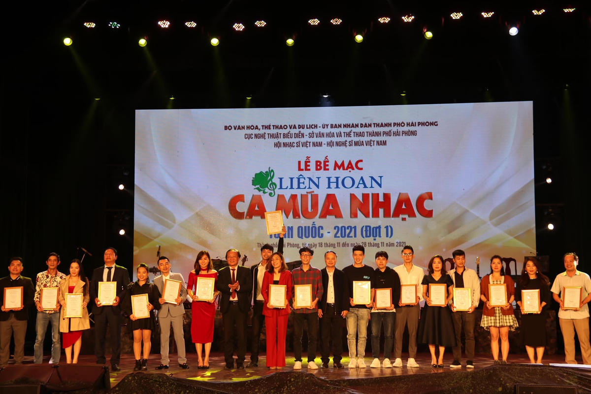 Trao Huy chương Bạc cho các tiết mục.
