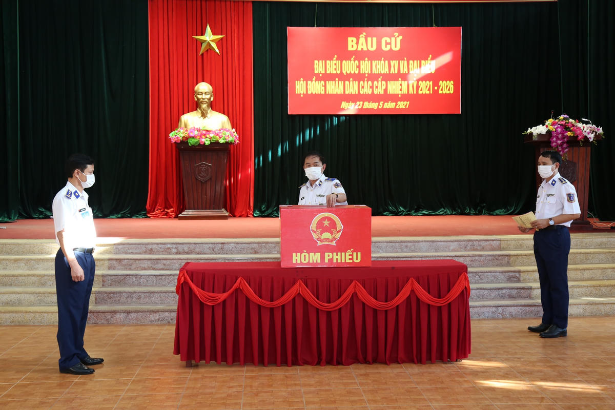Cán bộ, chiến sĩ BTL Vùng CSB 2 thực hiện quyền bỏ phiếu.