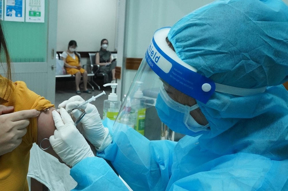 Nhiều phụ huynh vẫn còn băn khoăn về việc có nên tiêm vaccine cho học sinh hay không.