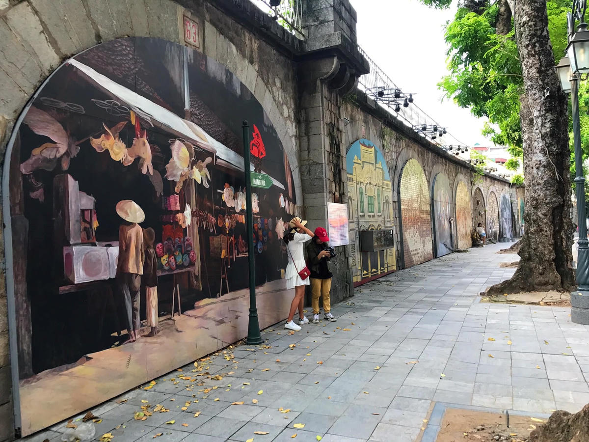 Phố bích họa Phùng Hưng.