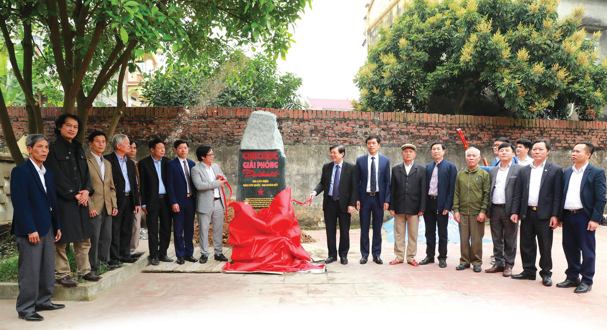 Phó Chủ tịch UBTƯ MTTQ Việt Nam Nguyễn Hữu Dũng, Quyền Tổng Biên tập Báo Đại Đoàn Kết Lê Anh Đạt cùng các đại biểu kéo băng khánh thành Bia lưu niệm Báo Cứu Quốc - Báo Đại Đoàn Kết.  