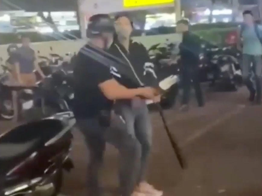 Cảnh sát thu giữ khung khí từ một người liên quan.