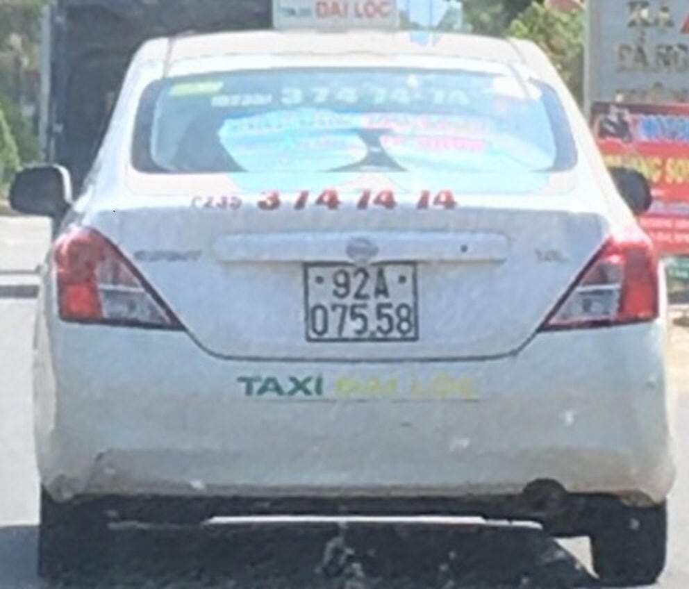 Chiếc xe do tài xế Sơn điều khiển chạy ngược chiều trên cao tốc Đà Nẵng - Quảng Ngãi. (Ảnh CTV).
