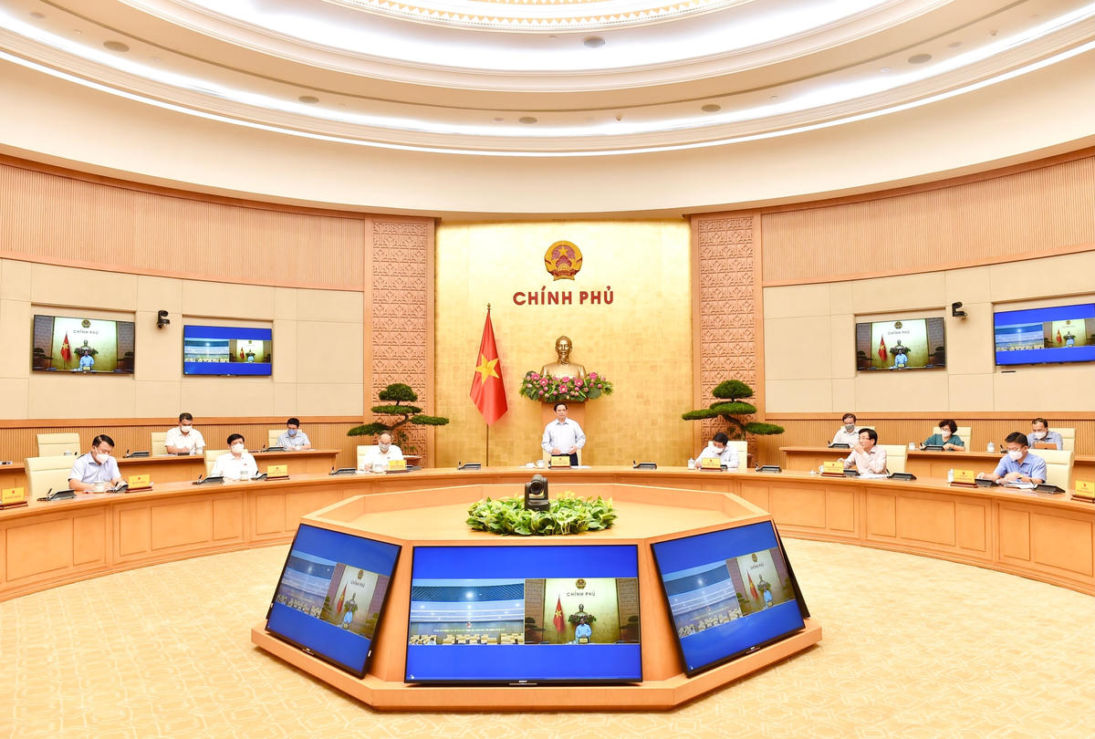 Thủ tướng nhấn mạnh dành sự quan tâm, ưu tiên đặc biệt cho lãnh đạo, chỉ đạo, sản xuất bằng được vacicne trong nước nhanh nhất. Ảnh: VGP/Nhật Bắc.