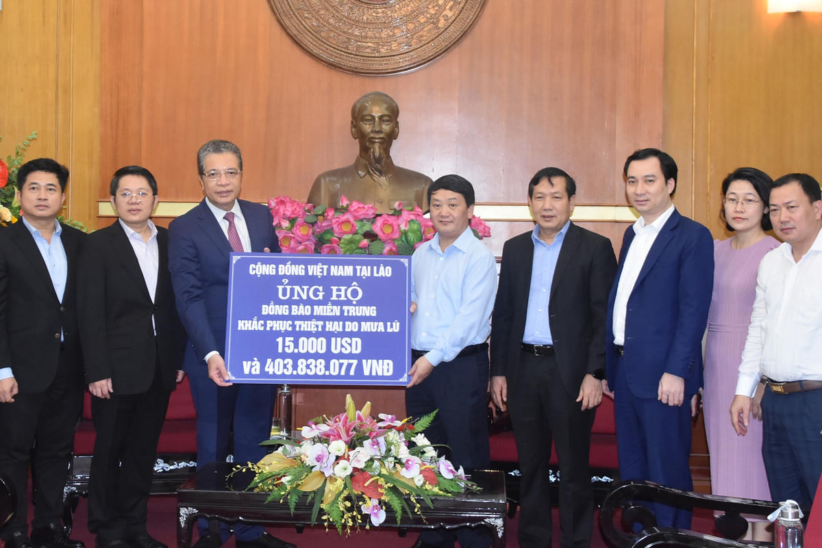 Phó Chủ tịch – Tổng Thư ký Hầu A Lềnh tiếp nhận ủng hộ từ Cộng đồng người Việt Nam tại Lào.