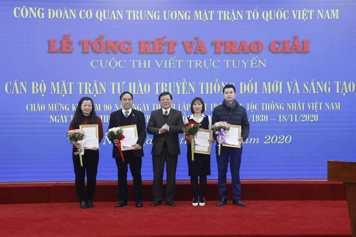 Phó Chủ tịch Nguyễn Hữu Dũng trao thưởng cho các tác giả đạt giải.