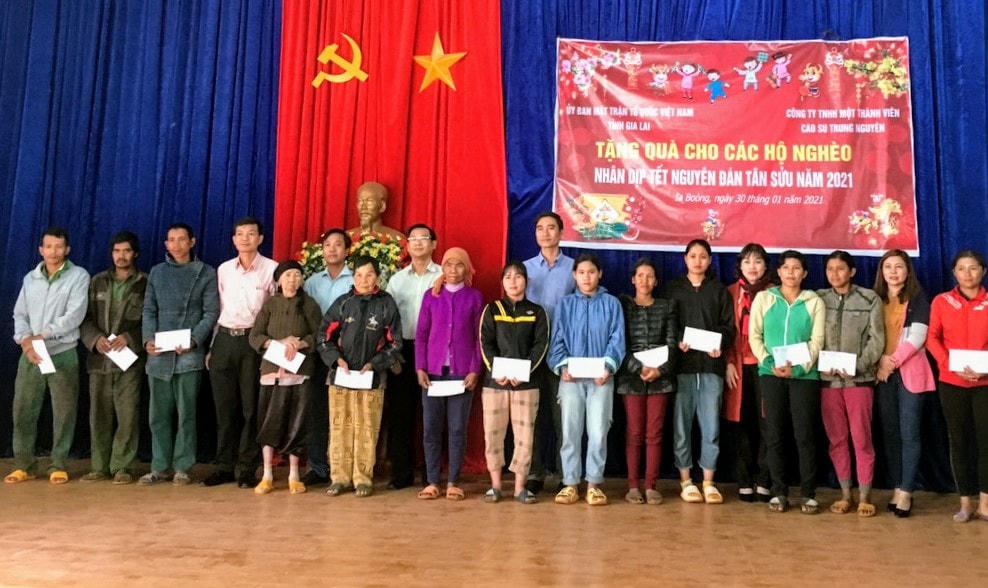  Uỷ ban MTTQ Việt Nam tỉnh Gia Lai và Công ty cao su Trung Nguyên, trao tặng quà Tết cho người nghèo, tại huyện Chư Prông (Gia Lai).