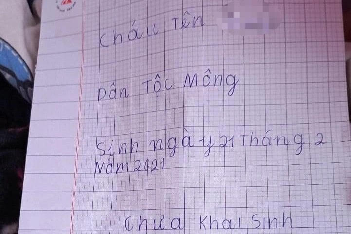 Dòng chữ ghi lại thông tin nhân thân cháu bé trên tờ giấy vở học sinh.