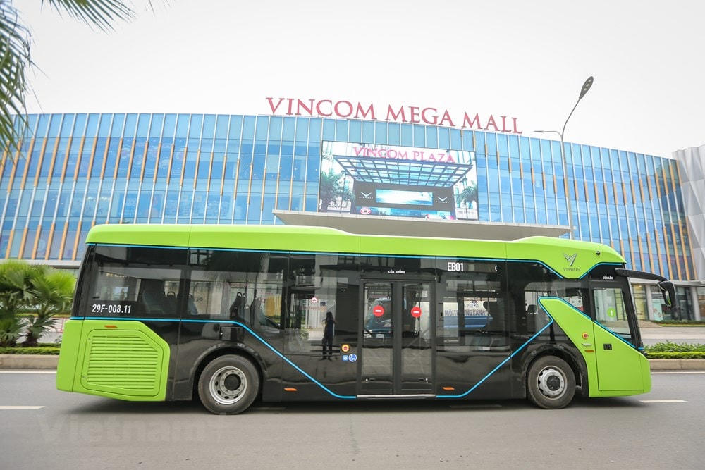 Đại diện VinBus cho biết đang nghiên cứu thí điểm hệ thống vé điện tử, đa dạng các phương thức thanh toán không dùng tiền mặt (thẻ, ví điện tử, QR code ...). (Ảnh: Minh Sơn/Vietnam+).
