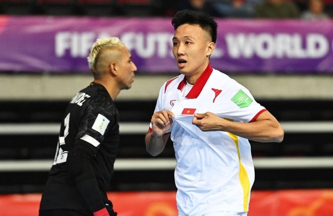 Minh Trí mở tỉ số cho tuyển futsal Việt Nam.