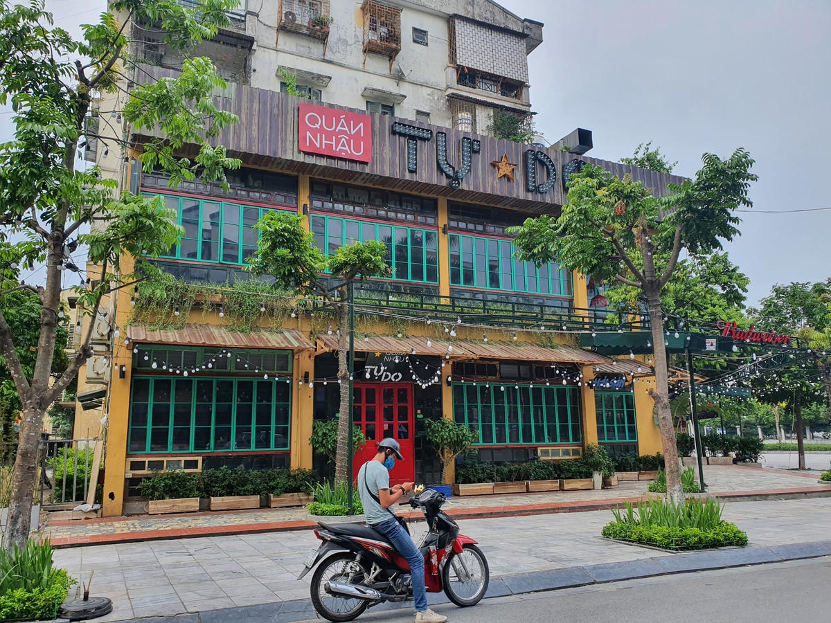 Theo đó, UBND TP Hà Nội yêu cầu các cơ quan liên quan thực hiện việc tạm dừng hoạt động nhà hàng bia, quán bia, bia hơi cho đến khi có chỉ đạo mới của thành phố.