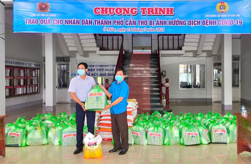 Đoàn trao quà cho đại diện UBND quận Ô Môn chuyển tới tay người dân.