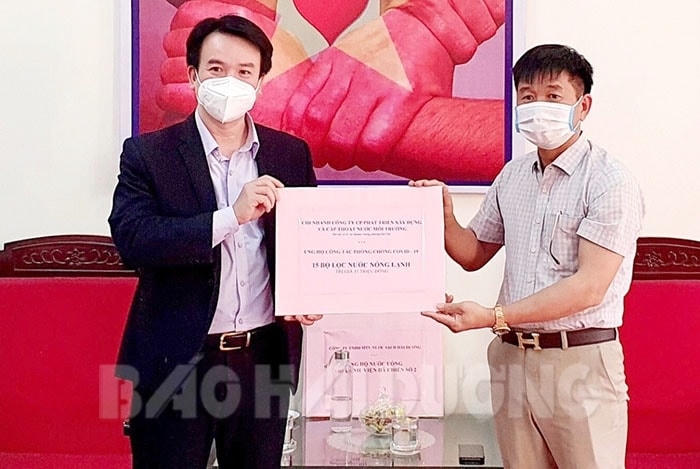 Công ty CP Phát triển xây dựng và Cấp thoát nước môi trường chi nhánh Hải Dương tặng Hải Dương 15 máy lọc nước nóng lạnh. Ảnh: Báo Hải Dương.