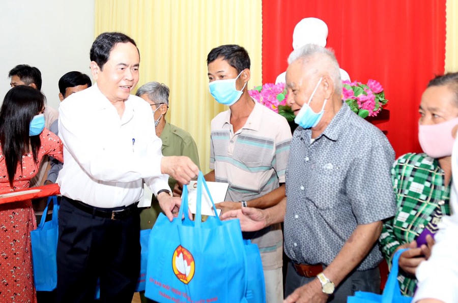 Trao quà Tết các gia đình chính sách xã Long Thạnh.