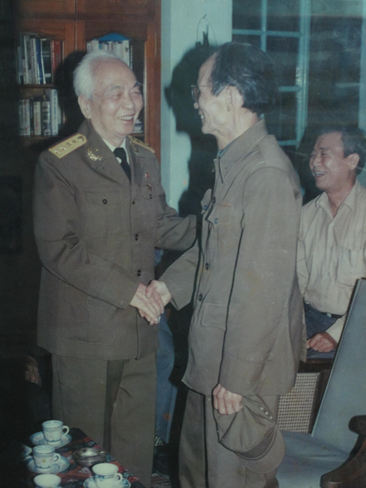 Đại tá Siêu Hải thăm Đại tướng Võ Nguyên Giáp. Ảnh tư liệu gia đình.