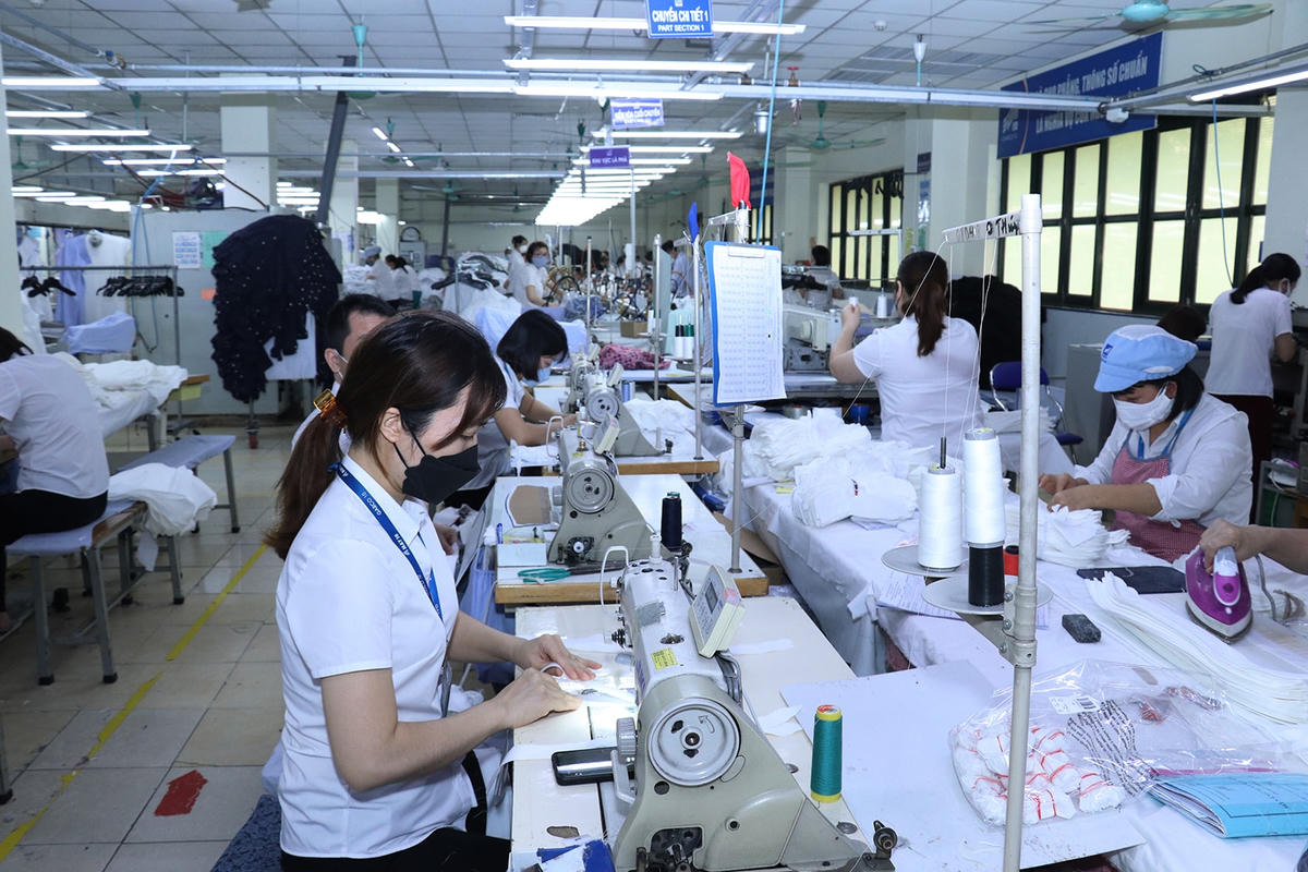 Công nhân Công ty May 10 trong ca sản xuất.