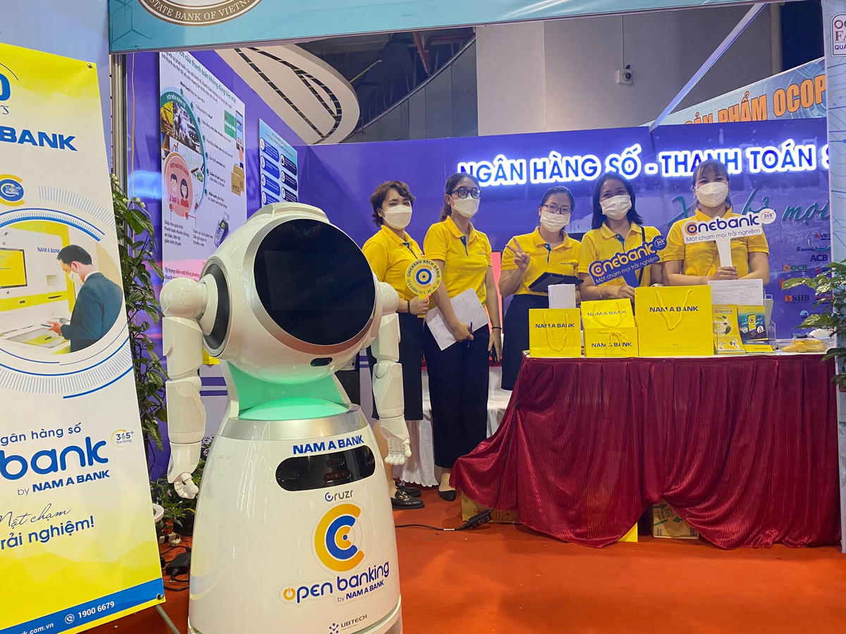 Đặc biệt, Hội chợ có sự xuất hiện của 10 gian hàng giới thiệu, hướng dẫn người dân và doanh nghiệp tham gia hoạt động thương mại điện tử; hỗ trợ livestream (mua và bán hàng trực tuyến) trên các sàn thương mại điện tử trong nước, gắn với thanh toán không dùng tiền mặt, hóa đơn điện tử.