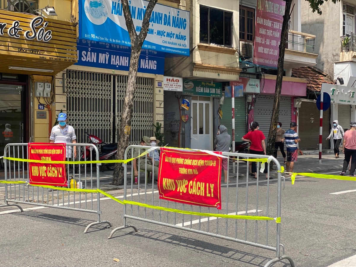 Lực lượng chức năng dựng rào chắn phong tỏa tạm thời một phần phố Sơn Tây. 