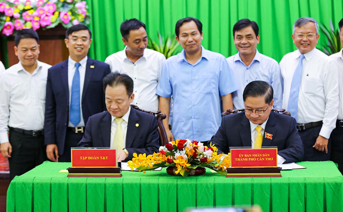Ông Lê Quang Mạnh, Ủy viên BCH Trung ương Đảng, Bí thư Thành ủy Cần Thơ tặng quà lưu niệm cho ông Đỗ Quang Hiển, Chủ tịch Tập đoàn T&T Group nhân dịp 2 bên ký thỏa thuận hợp tác chiến lược.