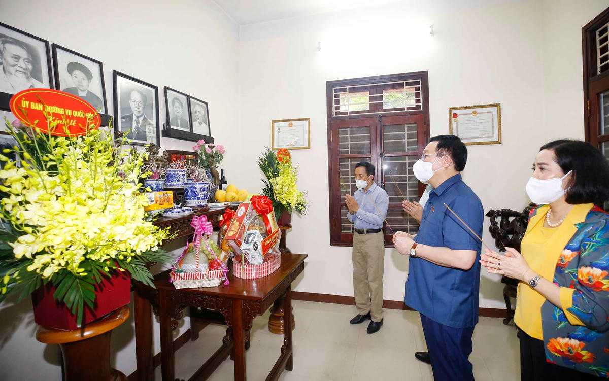 Lãnh đạo Quốc hội tưởng nhớ cố Chủ tịch Quốc hội Lê Quang Đạo.