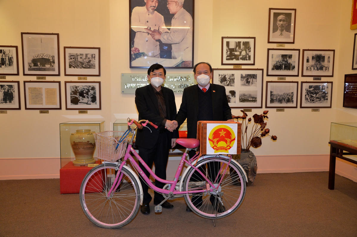 Phó Chủ tịch Nguyễn Hữu Dũng tiếp nhận hiện vật cho Bảo tàng Mặt trận. 