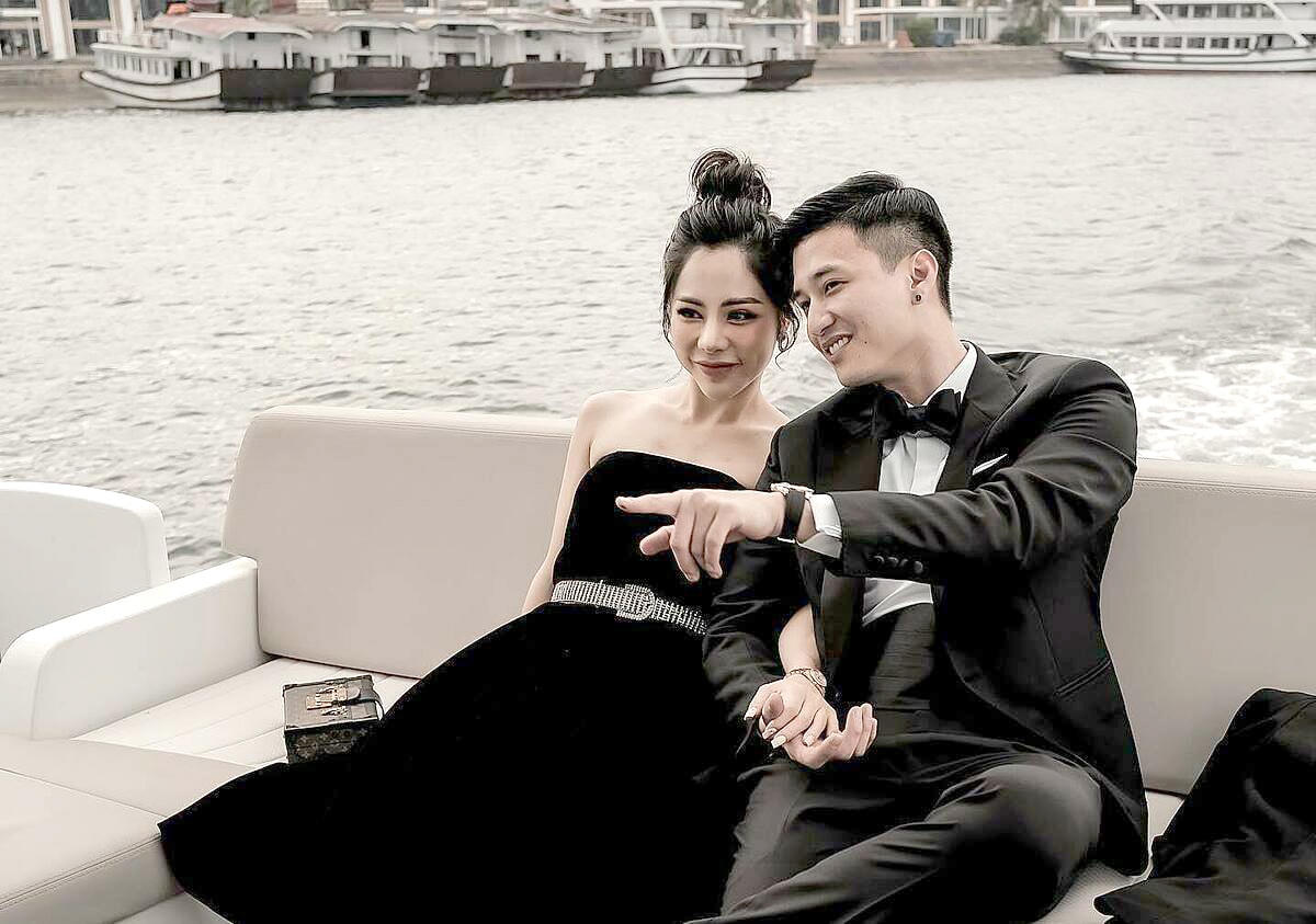 Diễn viên Huỳnh Anh khoe bạn gái mới là MC Bạch Lan Phương: 'Mọi người đã biết nên tôi cũng không giấu nữa. Cô ấy vừa là bạn gái vừa là thư kí riêng của mình', nam diễn viên nói.
