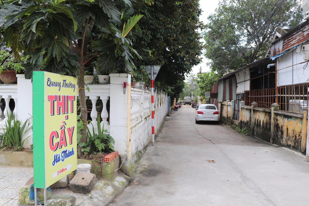 Những tuyến đường đến quán bán thịt chó đều vắng người qua lại.