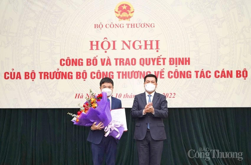 Bộ trưởng Nguyễn Hồng Diên trao quyết định bổ nhiệm Phó Tổng Biên tập Báo Công Thương Nguyễn Văn Minh. Ảnh: Báo Công Thương.