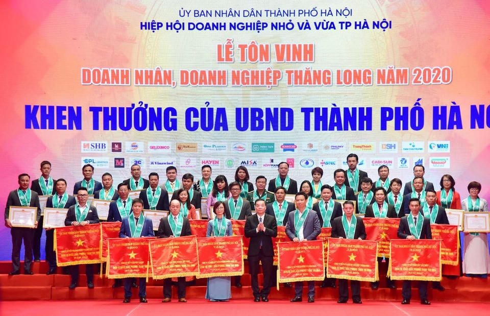 Chủ tịch UBND TP Hà Nội Chu Ngọc Anh trao giải cho các doanh nghiệp xuất sắc. Ảnh: Quang Vinh.