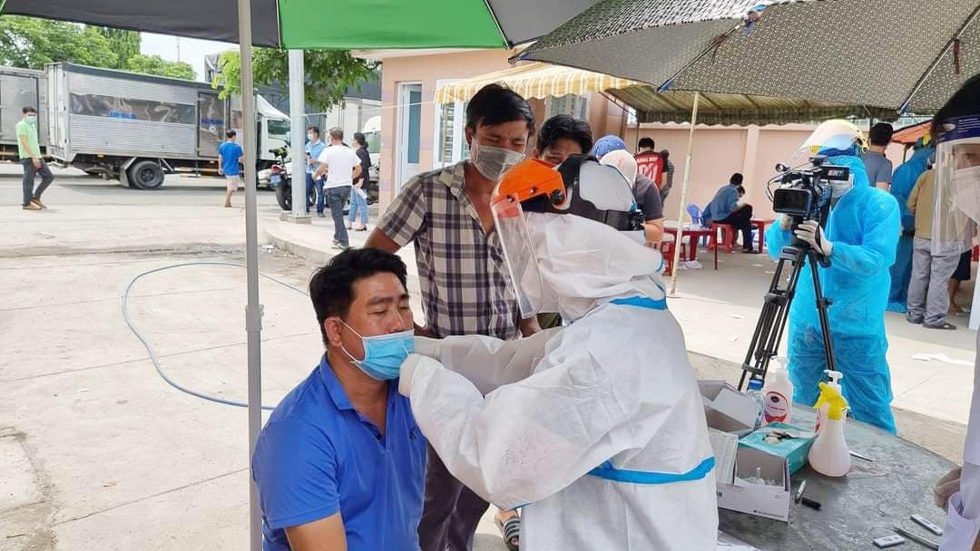 Lấy mẫu xét nghiệm nhanh cho tài xế tại chốt kiểm soát dịch bệnh Quốc lộ 51, TX Phú Mỹ, tỉnh BR-VT.